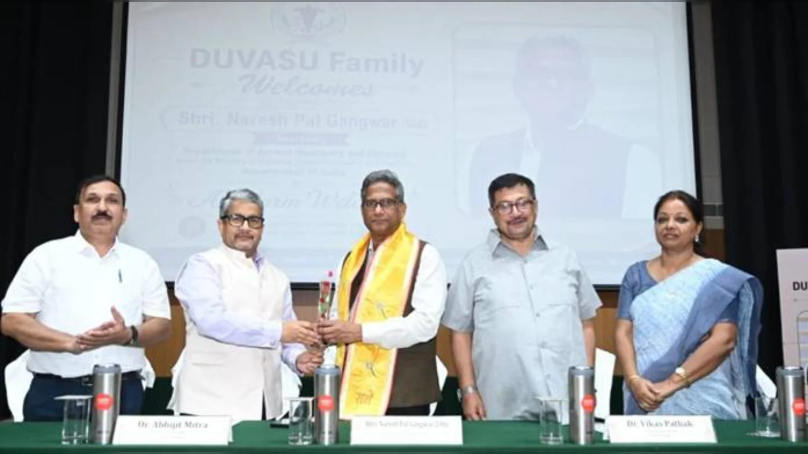 केंद्रीय पशुपालन सचिव ने मथुरा पशु विश्वविद्यालय का दौरा किया, चिकित्सा अवसंरचना सुदृढ़ करने पर दिया जोर